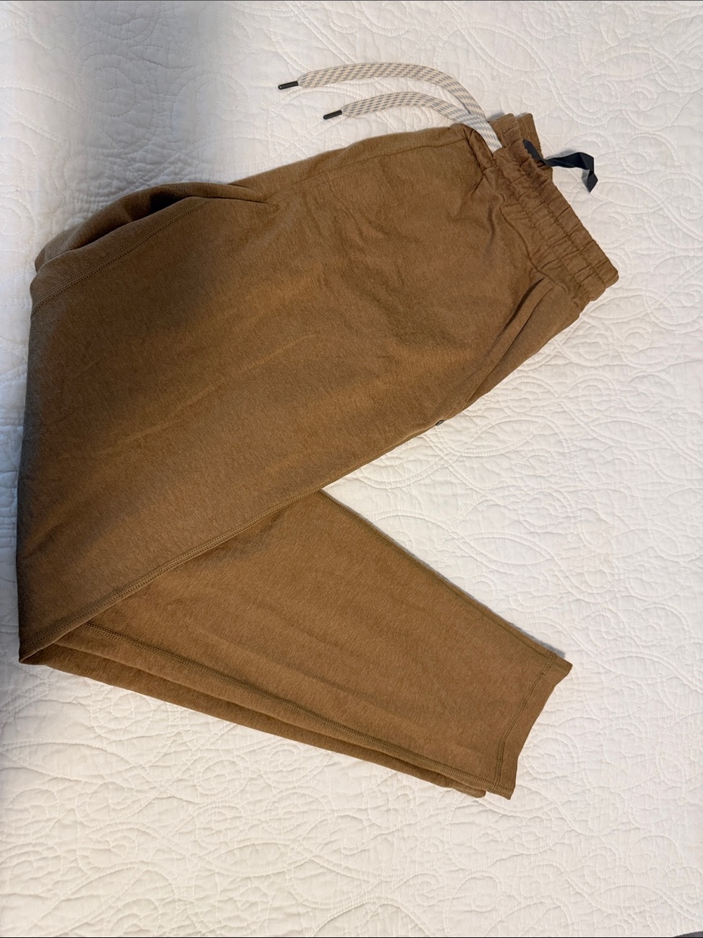 Vuori Men's Drawstring Joggers in Brown/Mustard